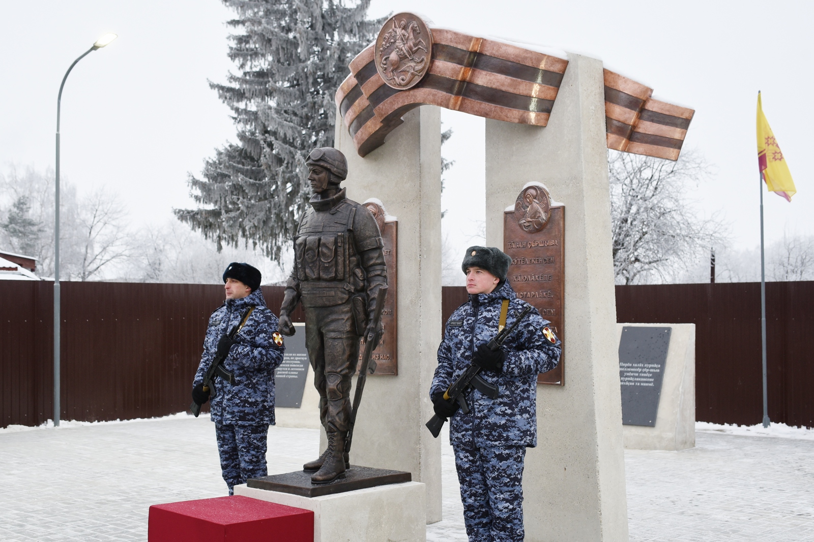 В Ядрине в преддве‌рии Дня Геро‌ев Отечества откры‌ли памя‌тник поги‌бшим в  боевы‌х де‌йствиях — Чувашинформ.рф